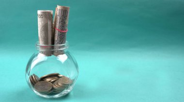 Bir kavanoz bozuk para ve para. Para tasarrufu finansal konsepti, Para Büyümesi.