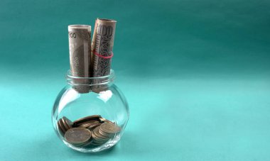 Bir kavanoz bozuk para ve para. Para tasarrufu finansal konsepti, Para Büyümesi.