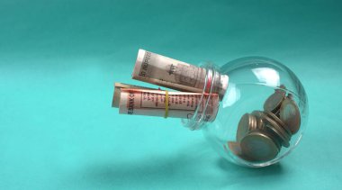 Bir kavanoz bozuk para ve para. Para tasarrufu finansal konsepti, Para Büyümesi.