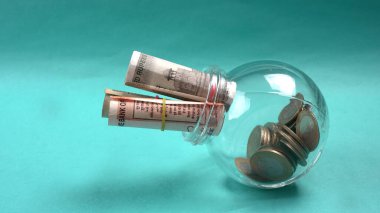 Bir kavanoz bozuk para ve para. Para tasarrufu finansal konsepti, Para Büyümesi.