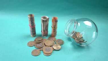 Bir kavanoz bozuk para ve para. Para tasarrufu finansal konsepti, Para Büyümesi.