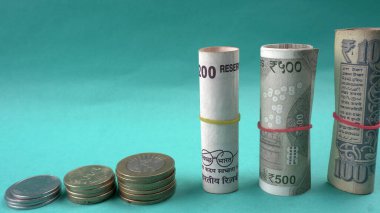 Para ve para yığını. Para tasarrufu finansal konsepti, Para Büyümesi.