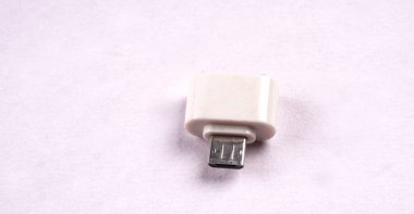 USB OTG kablosunun üst görünümü beyaza izole edildi.