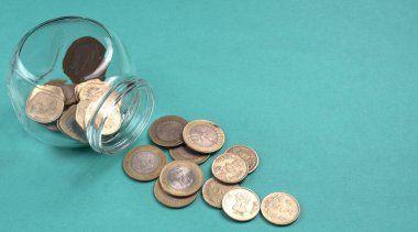 Bir kavanoz bozuk para ve para. Para tasarrufu finansal konsepti, Para Büyümesi.