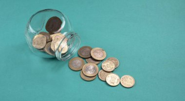 Bir kavanoz bozuk para ve para. Para tasarrufu finansal konsepti, Para Büyümesi.