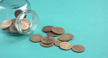 Bir kavanoz bozuk para ve para. Para tasarrufu finansal konsepti, Para Büyümesi.