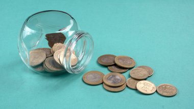 Bir kavanoz bozuk para ve para. Para tasarrufu finansal konsepti, Para Büyümesi.