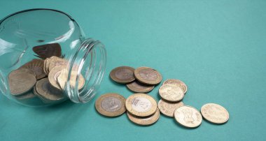 Bir kavanoz bozuk para ve para. Para tasarrufu finansal konsepti, Para Büyümesi.