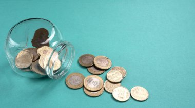 Bir kavanoz bozuk para ve para. Para tasarrufu finansal konsepti, Para Büyümesi.