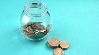 Bir kavanoz bozuk para ve para. Para tasarrufu finansal konsepti, Para Büyümesi.