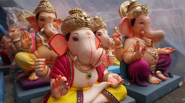 Hinduski Bóg Ganesha Posągi Pokryte Kolorami Sprzedawane Dla Ganesh Chathurthi — Zdjęcie stockowe