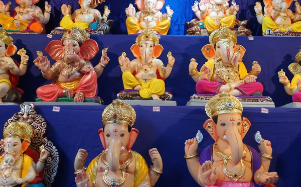Hint tanrısı Ganesha heykelleri, renklerle kaplandı ve Ganesh Chathurthi 'ye satıldı..