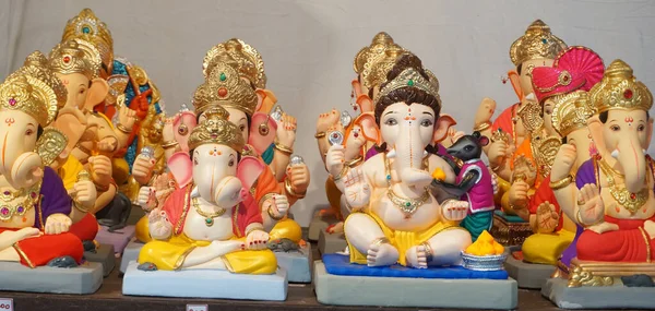 Hint tanrısı Ganesha heykelleri, renklerle kaplandı ve Ganesh Chathurthi 'ye satıldı..