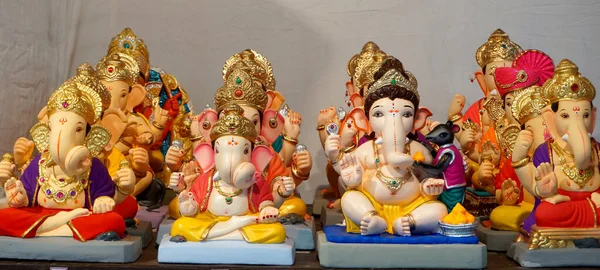 Hint tanrısı Ganesha heykelleri, renklerle kaplandı ve Ganesh Chathurthi 'ye satıldı..