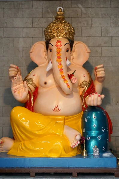 Hint tanrısı Ganesha heykelleri, renklerle kaplandı ve Ganesh Chathurthi 'ye satıldı..