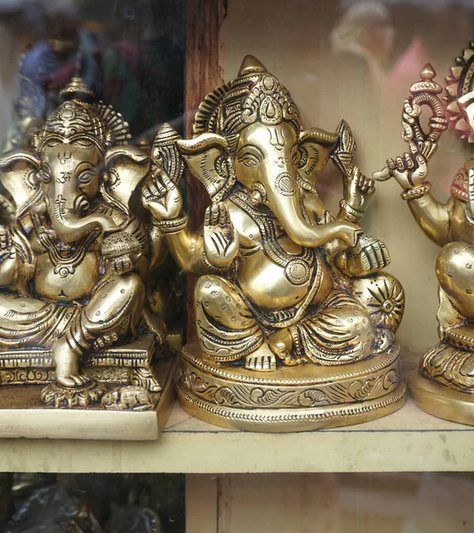 Hint tanrısı Ganesha heykelleri, renklerle kaplandı ve Ganesh Chathurthi 'ye satıldı..