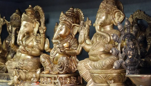 Hint tanrısı Ganesha heykelleri, renklerle kaplandı ve Ganesh Chathurthi 'ye satıldı..