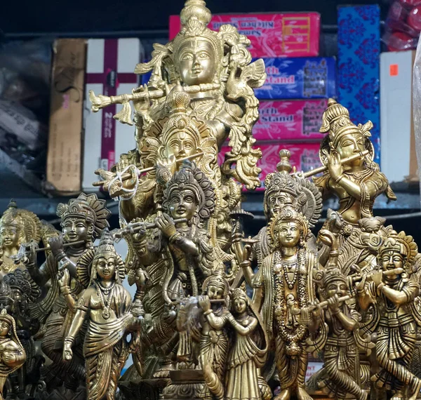 Kırsal köy fuarında el yapımı Hint idolleri dükkânı..