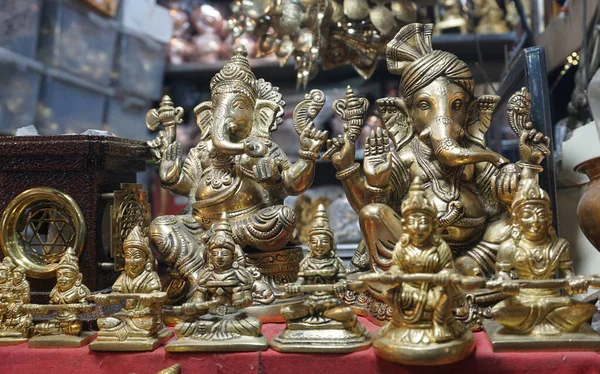 Kırsal köy fuarında el yapımı Hint idolleri dükkânı..