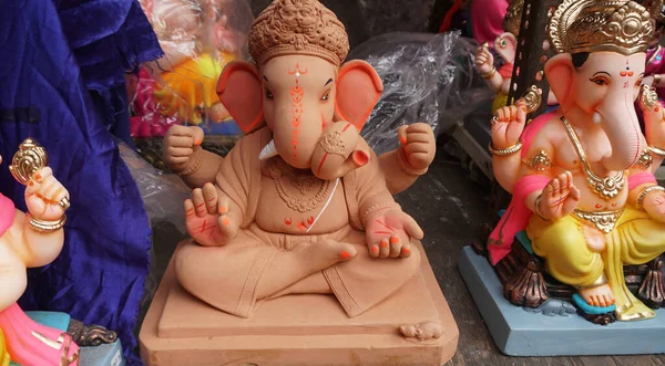 Hint tanrısı Ganesha heykelleri, renklerle kaplandı ve Ganesh Chathurthi 'ye satıldı..