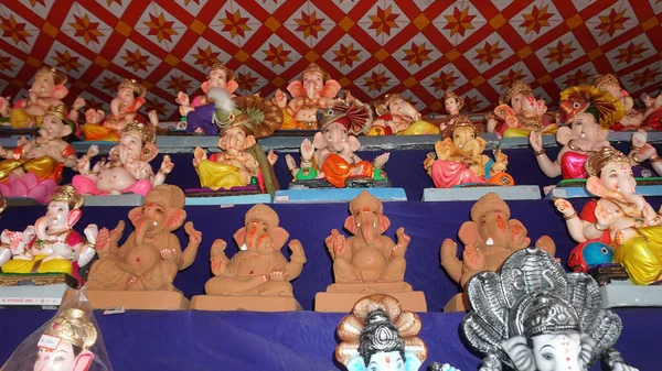 Hint tanrısı Ganesha heykelleri, renklerle kaplandı ve Ganesh Chathurthi 'ye satıldı..