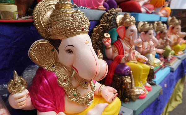 Hint tanrısı Ganesha heykelleri, renklerle kaplandı ve Ganesh Chathurthi 'ye satıldı..