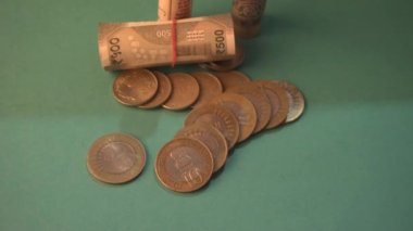 Bozukluklar ve Yuvarlanan Hindistan Para Birikim Finansal konsepti, Para Büyümesi.
