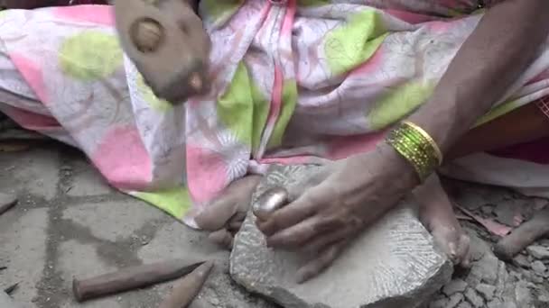 Индийская Женщина Бьет Молотком Камню — стоковое видео
