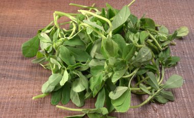 Ahşap arka planda bir sürü taze yeşillik. Vejetaryen gıda yaşam tarzı konsepti, alanı kopyala.