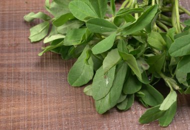 Ahşap arka planda bir sürü taze yeşillik. Vejetaryen gıda yaşam tarzı konsepti, alanı kopyala.