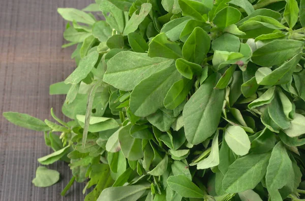 Ahşap arka planda bir sürü taze yeşillik. Vejetaryen gıda yaşam tarzı konsepti, alanı kopyala.