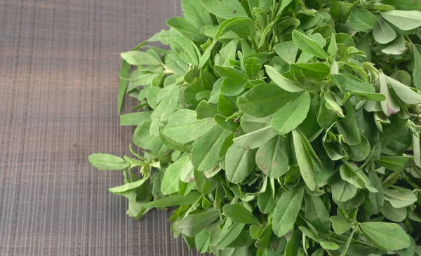 Ahşap arka planda bir sürü taze yeşillik. Vejetaryen gıda yaşam tarzı konsepti, alanı kopyala.