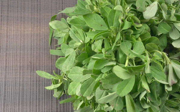 Ahşap arka planda bir sürü taze yeşillik. Vejetaryen gıda yaşam tarzı konsepti, alanı kopyala.