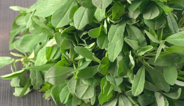 Ahşap arka planda bir sürü taze yeşillik. Vejetaryen gıda yaşam tarzı konsepti, alanı kopyala.