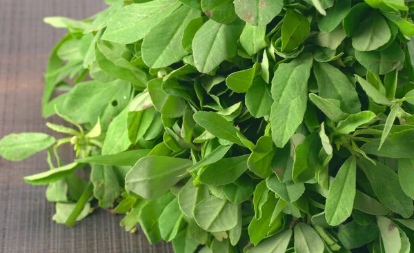 Ahşap arka planda bir sürü taze yeşillik. Vejetaryen gıda yaşam tarzı konsepti, alanı kopyala.