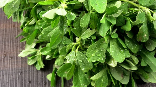 Ahşap arka planda bir sürü taze yeşillik. Vejetaryen gıda yaşam tarzı konsepti, alanı kopyala.