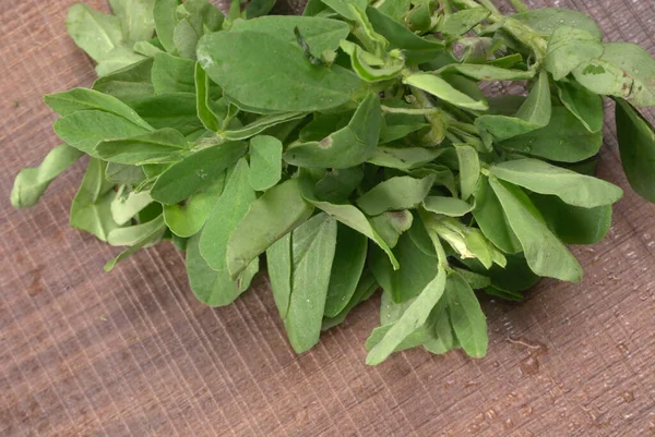 Ahşap arka planda bir sürü taze yeşillik. Vejetaryen gıda yaşam tarzı konsepti, alanı kopyala.