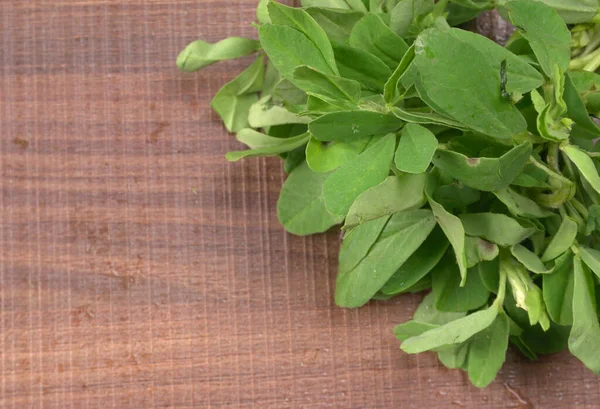 Ahşap arka planda bir sürü taze yeşillik. Vejetaryen gıda yaşam tarzı konsepti, alanı kopyala.