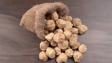 Ahşap arka planda çiğ soya parçaları. Sağlıklı, besleyici soya fasulyesi eti. Vejetaryen gıda konsepti.