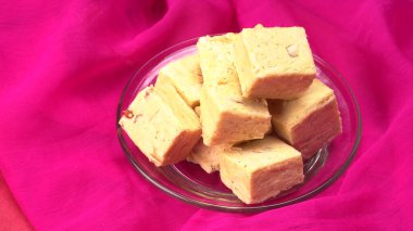 Patisa veya Soan Papdi popüler bir Hint küp şeklidir. Gevrek ve gevrek Hint tatlısı..