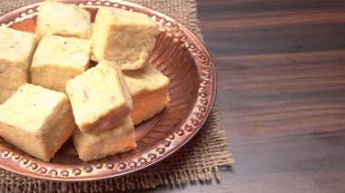 Patisa veya Soan Papdi popüler bir Hint küp şeklidir. Gevrek ve gevrek Hint tatlısı..