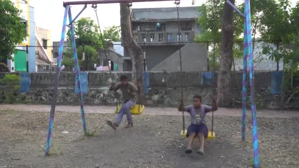 Jungen Auf Schaukel Auf Kinderspielplatz Indien — Stockvideo