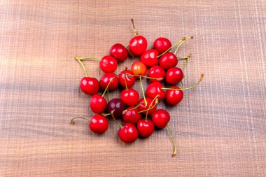 Tahta zeminde taze kirazlar. 