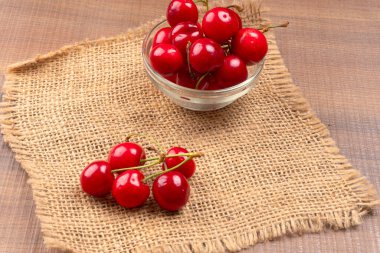 Tahta zeminde taze kirazlar. 