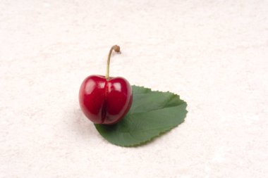 Olgun kirazın yakın plan beyaz zemin üzerinde izole edilmiş hali 