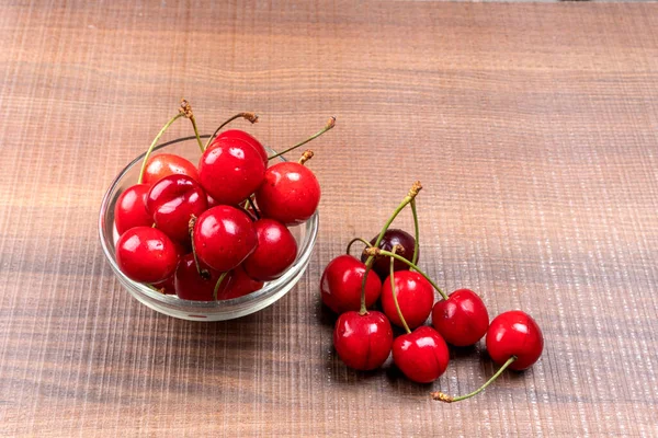 Cerezas Frescas Maduras Sobre Fondo Madera — Foto de Stock