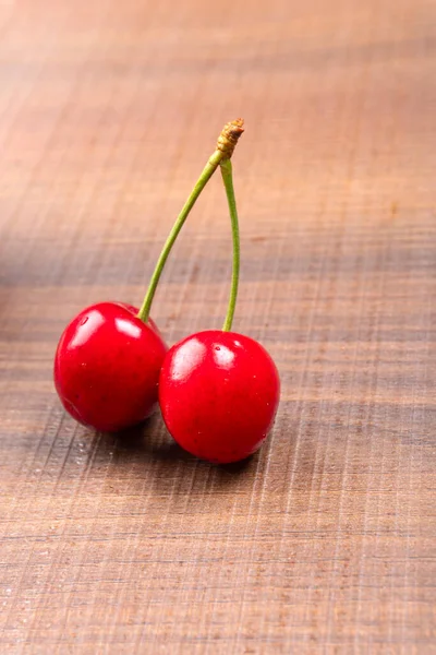 Cerises Fraîches Mûres Sur Fond Bois — Photo