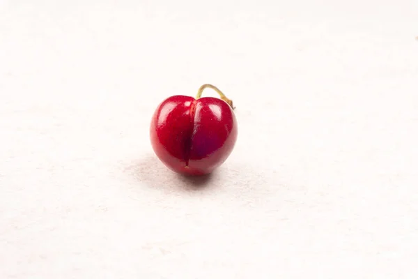 Primo Piano Ciliegia Matura Isolato Sfondo Bianco — Foto Stock