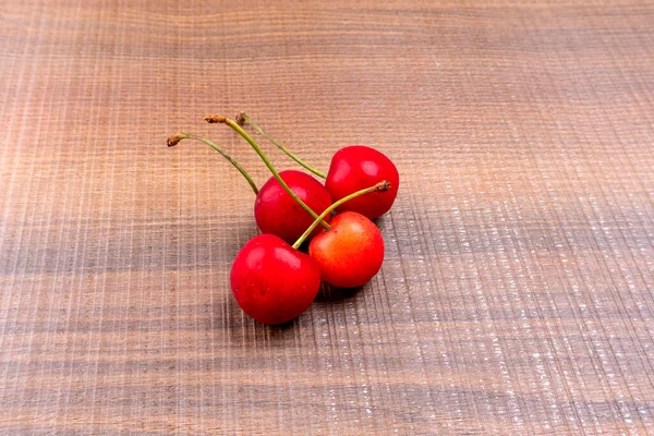 Cerises Fraîches Mûres Sur Fond Bois — Photo