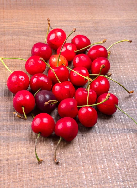 Cerezas Frescas Maduras Sobre Fondo Madera — Foto de Stock